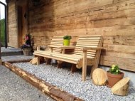 Inserat Bänkebau geschwungen mit Tisch